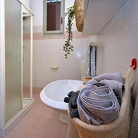 Bright And Airy With Garden View Hotel *